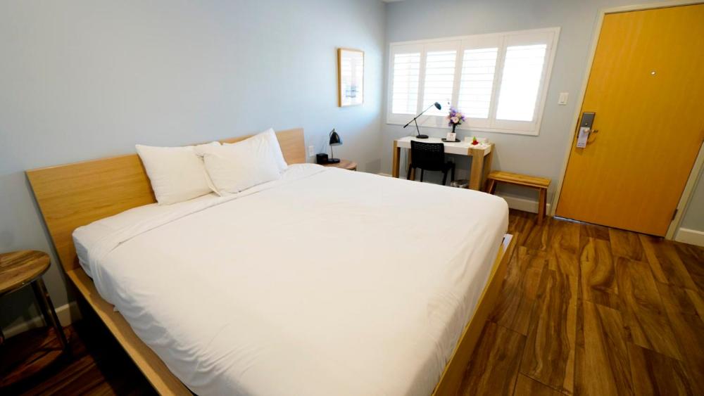 Deluxe King Room interior